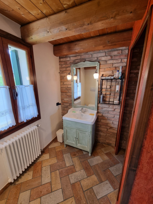 Castelnuovo di Teolo, sita in piacevole posizione panoramica ed abbastanza isolata, proponiamo in...