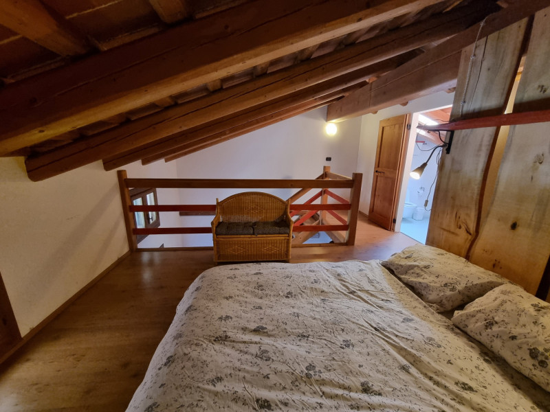 Castelnuovo di Teolo, sita in piacevole posizione panoramica ed abbastanza isolata, proponiamo in...