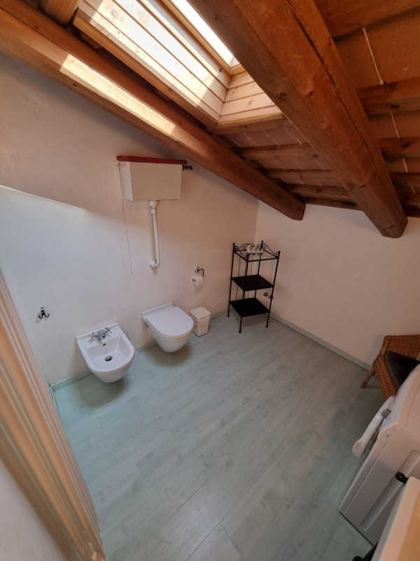 Castelnuovo di Teolo, sita in piacevole posizione panoramica ed abbastanza isolata, proponiamo in...