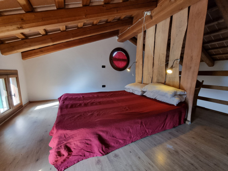 Castelnuovo di Teolo, sita in piacevole posizione panoramica ed abbastanza isolata, proponiamo in...