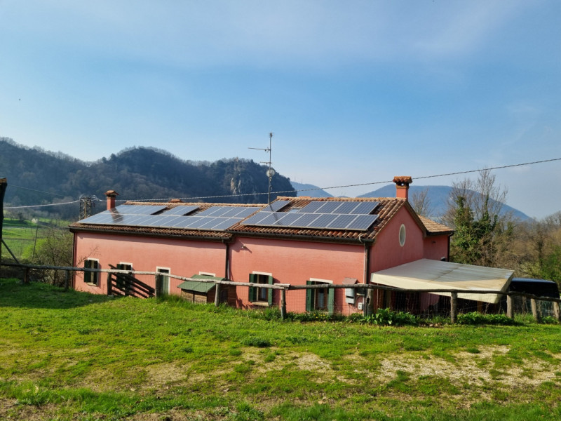 Castelnuovo di Teolo, sita in piacevole posizione panoramica ed abbastanza isolata, proponiamo in...