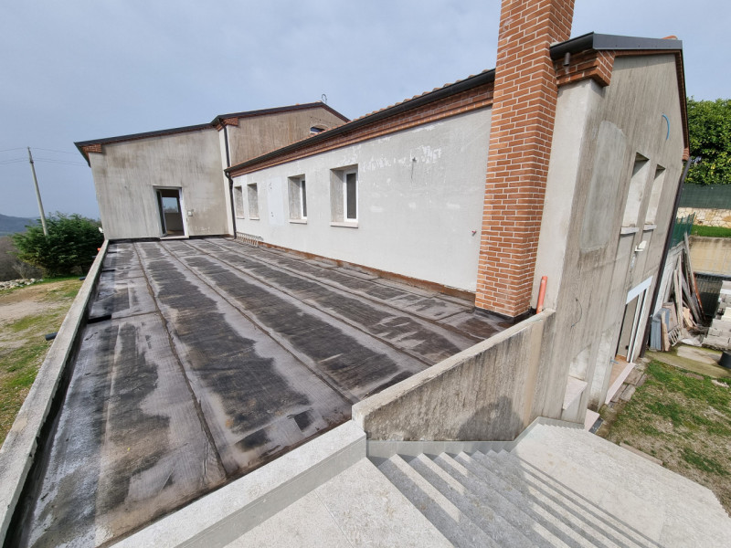 Grancona di Val Liona, sita in una posizione panoramica strepitosa e baciata dal sole grazie ad u...