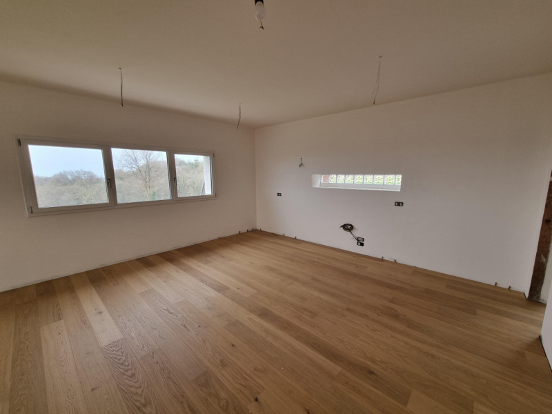 Grancona di Val Liona, sita in una posizione panoramica strepitosa e baciata dal sole grazie ad u...