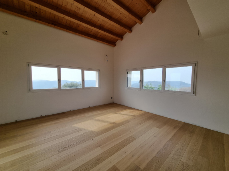 Grancona di Val Liona, sita in una posizione panoramica strepitosa e baciata dal sole grazie ad u...