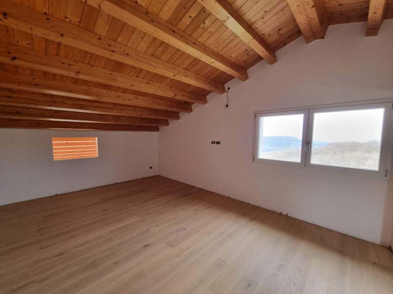 Grancona di Val Liona, sita in una posizione panoramica strepitosa e baciata dal sole grazie ad u...