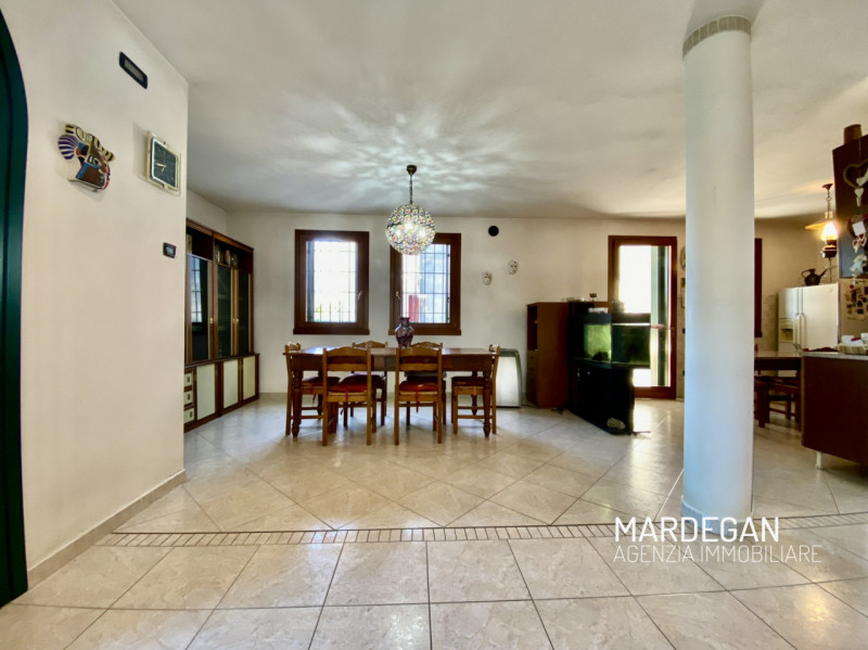 Quando vieni a scoprirlo? 
Situata a Campagnalta, proponiamo in vendita questa bifamiliare affian...