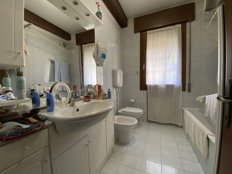 In una bella zona di San Martino di Lupari Ti proponiamo un'abitazione indipendente suddivisa in ...