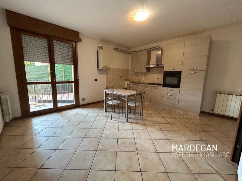 Da non perdere! 
Recente appartamento bilocale con zona giorno open-space arredata, piccolo giard...