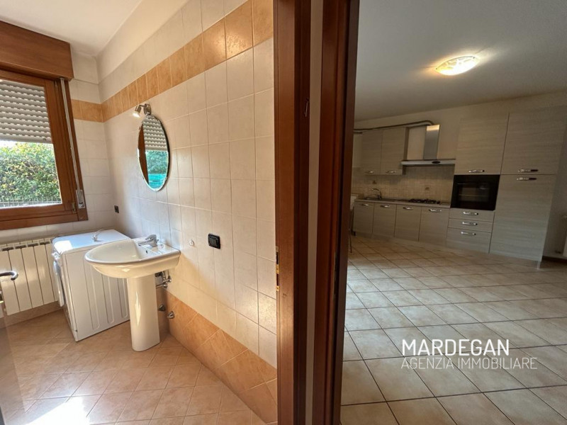 Da non perdere! 
Recente appartamento bilocale con zona giorno open-space arredata, piccolo giard...