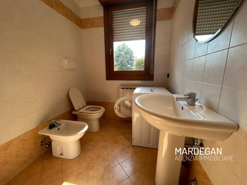 Da non perdere! 
Recente appartamento bilocale con zona giorno open-space arredata, piccolo giard...