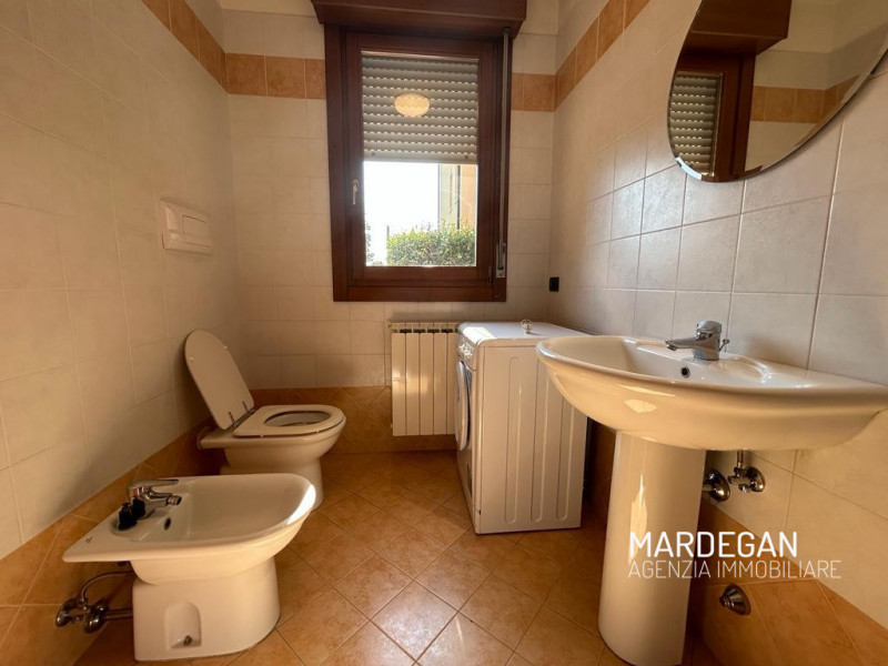 Da non perdere! 
Recente appartamento bilocale con zona giorno open-space arredata, piccolo giard...