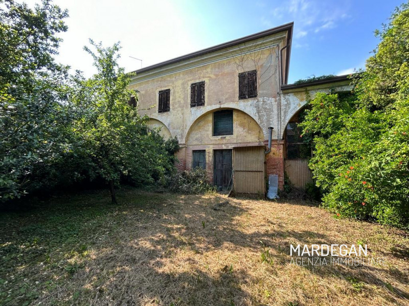 In pieno centro paese bellissima proprietà circondata da un ampio giardino con piante importanti ...