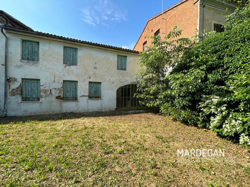 In pieno centro paese bellissima proprietà circondata da un ampio giardino con piante importanti ...