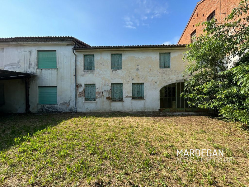 In pieno centro paese bellissima proprietà circondata da un ampio giardino con piante importanti ...
