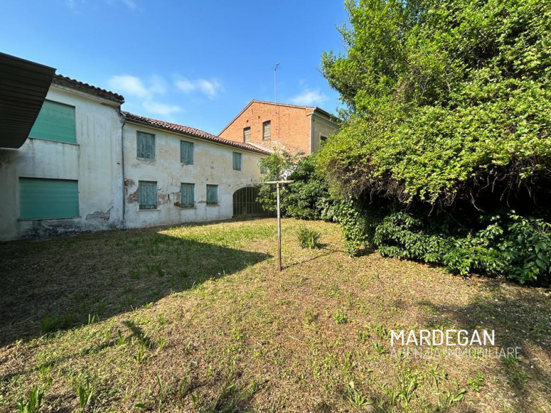 In pieno centro paese bellissima proprietà circondata da un ampio giardino con piante importanti ...