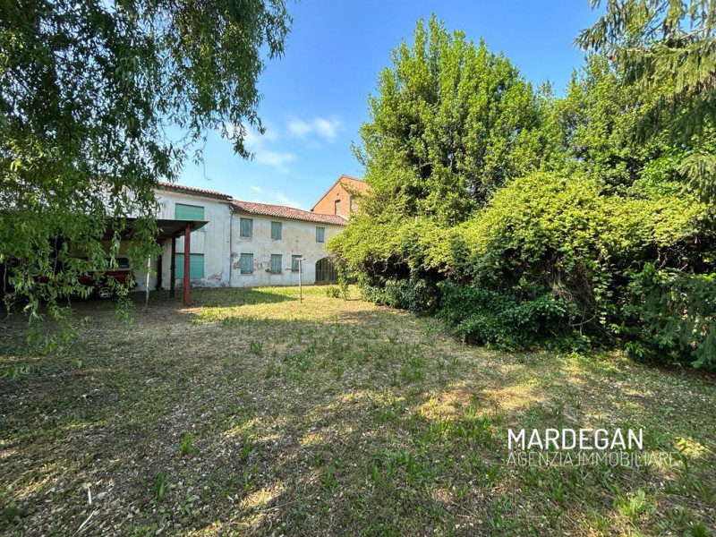 In pieno centro paese bellissima proprietà circondata da un ampio giardino con piante importanti ...