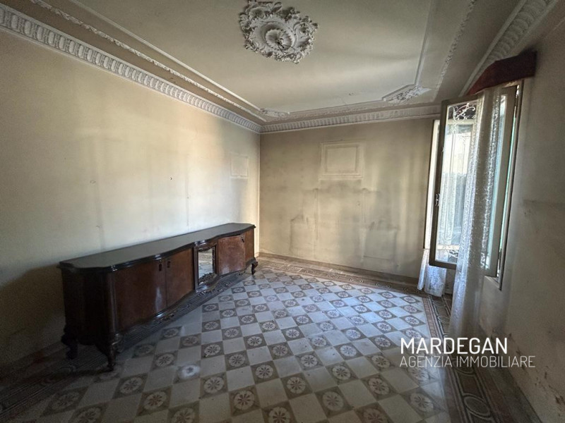 In pieno centro paese bellissima proprietà circondata da un ampio giardino con piante importanti ...