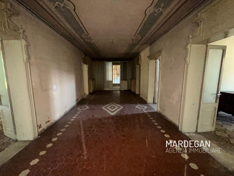 In pieno centro paese bellissima proprietà circondata da un ampio giardino con piante importanti ...