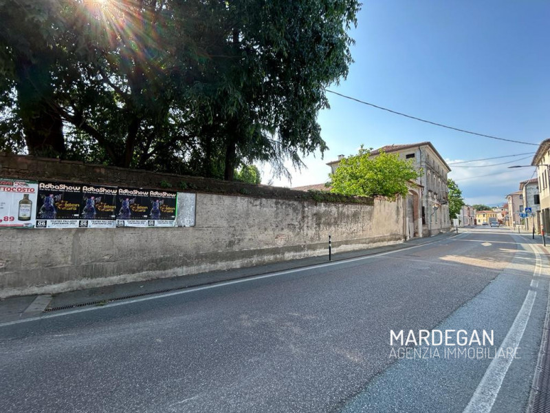In pieno centro paese bellissima proprietà circondata da un ampio giardino con piante importanti ...