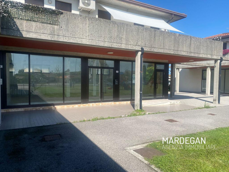 Quando vieni a scoprirlo? 
In bel contesto ubicato su strada con intenso passaggio di auto a dopp...