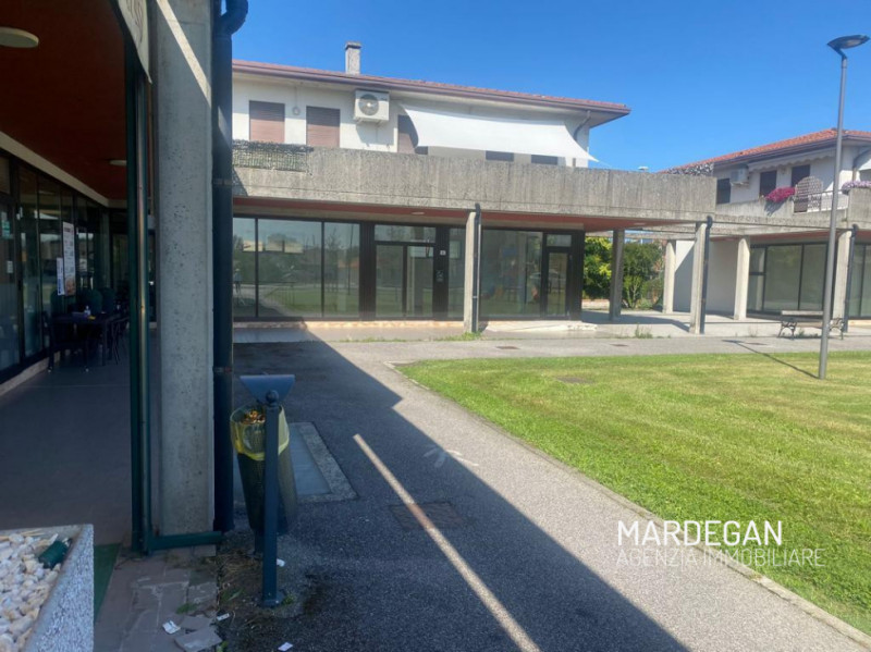 Quando vieni a scoprirlo? 
In bel contesto ubicato su strada con intenso passaggio di auto a dopp...