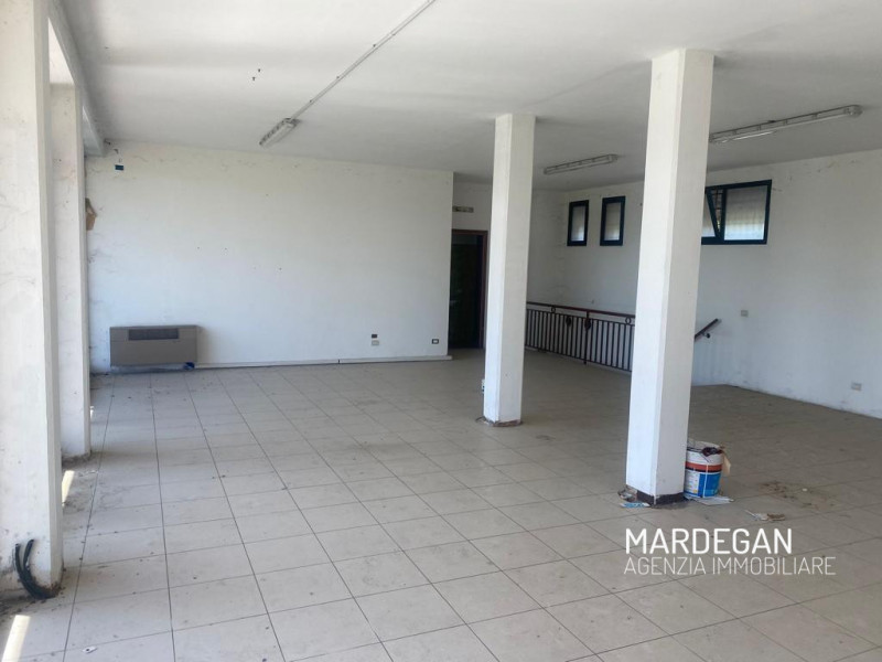 Quando vieni a scoprirlo? 
In bel contesto ubicato su strada con intenso passaggio di auto a dopp...