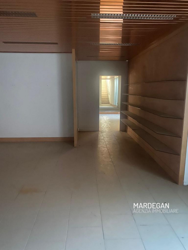 Quando vieni a scoprirlo? 
In bel contesto ubicato su strada con intenso passaggio di auto a dopp...