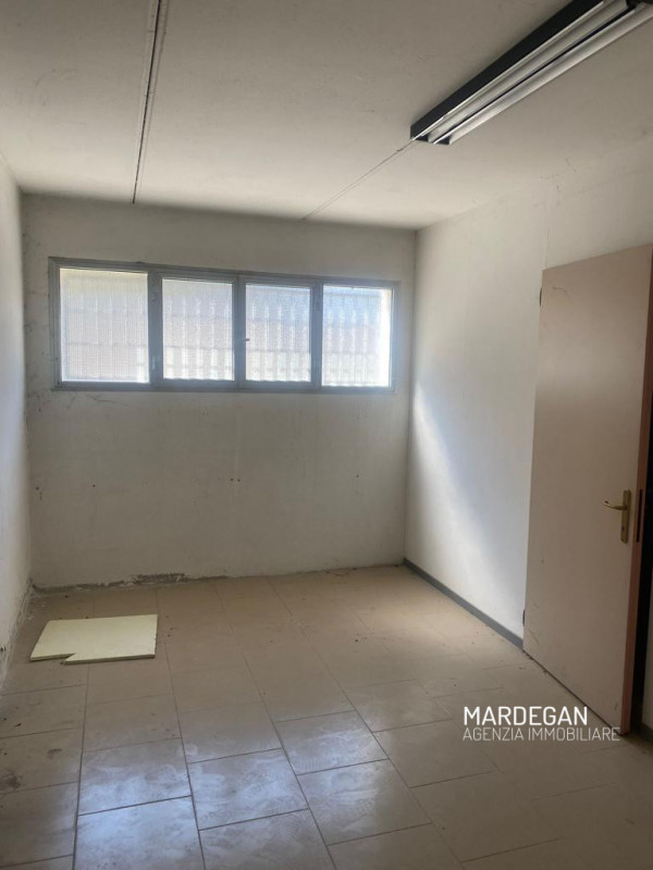 Quando vieni a scoprirlo? 
In bel contesto ubicato su strada con intenso passaggio di auto a dopp...