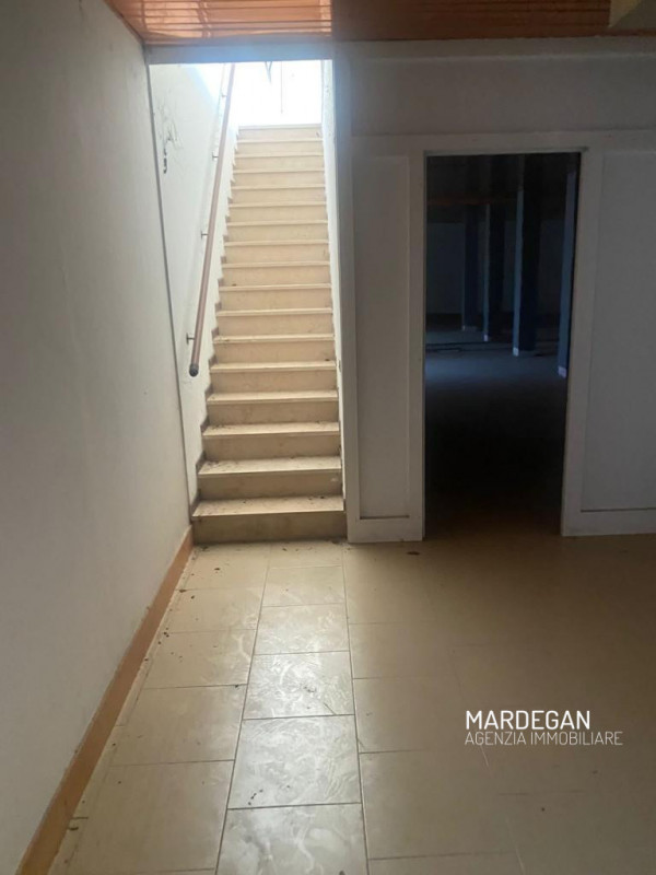 Quando vieni a scoprirlo? 
In bel contesto ubicato su strada con intenso passaggio di auto a dopp...