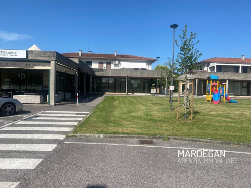 Quando vieni a scoprirlo? 
In bel contesto ubicato su strada con intenso passaggio di auto a dopp...