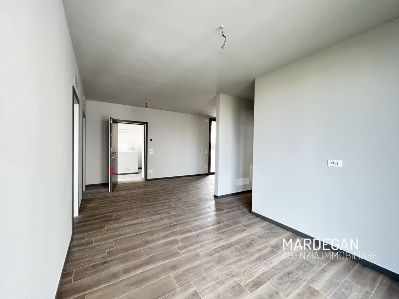 TRICAMERE PRIMO E ULTIMO PIANO CON TERRAZZONE DI BEN 19 MQ!
Quando vieni a scoprirlo? Telefona ad...