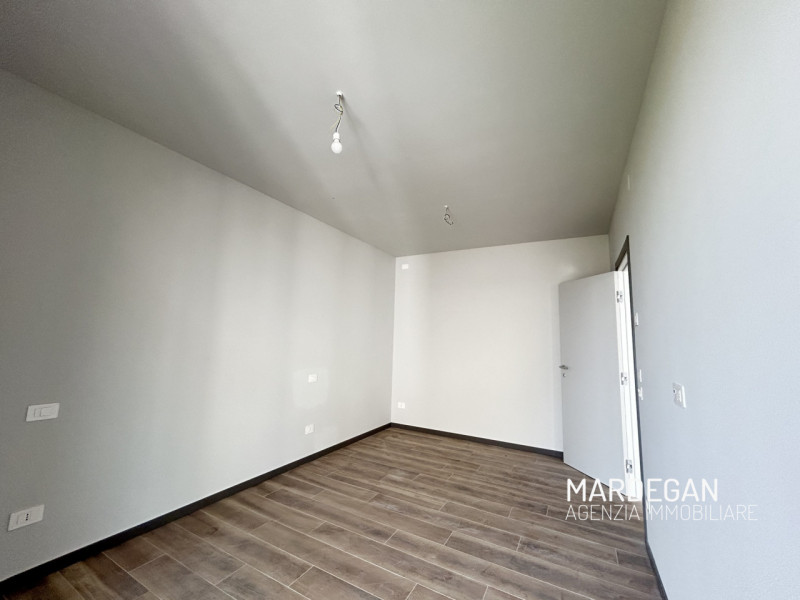 TRICAMERE PRIMO E ULTIMO PIANO CON TERRAZZONE DI BEN 19 MQ!
Quando vieni a scoprirlo? Telefona ad...