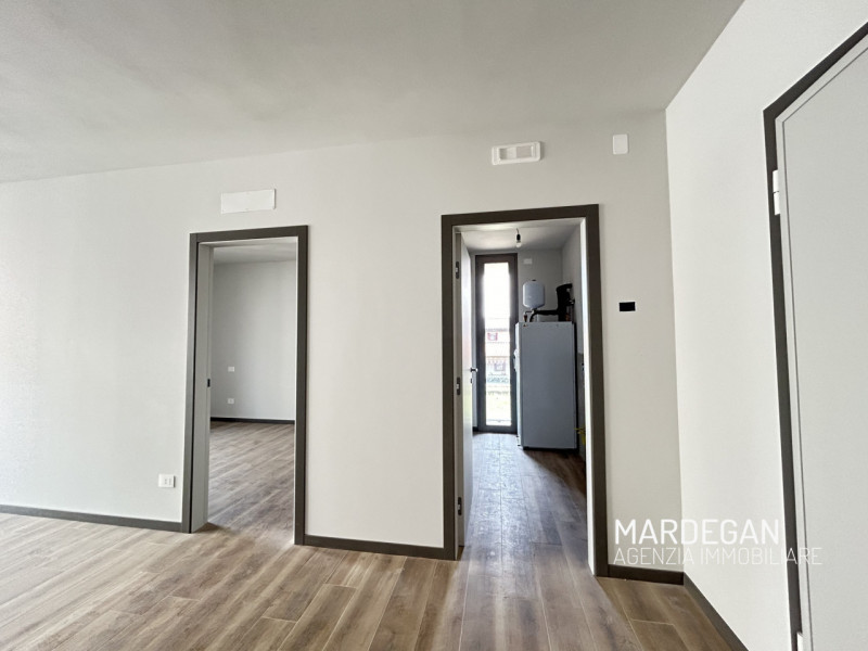 TRICAMERE PRIMO E ULTIMO PIANO CON TERRAZZONE DI BEN 19 MQ!
Quando vieni a scoprirlo? Telefona ad...