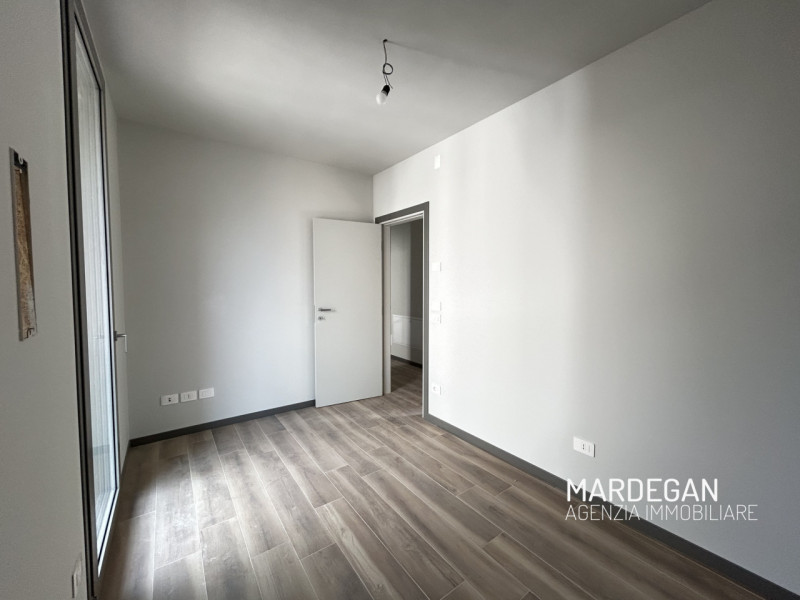 TRICAMERE PRIMO E ULTIMO PIANO CON TERRAZZONE DI BEN 19 MQ!
Quando vieni a scoprirlo? Telefona ad...