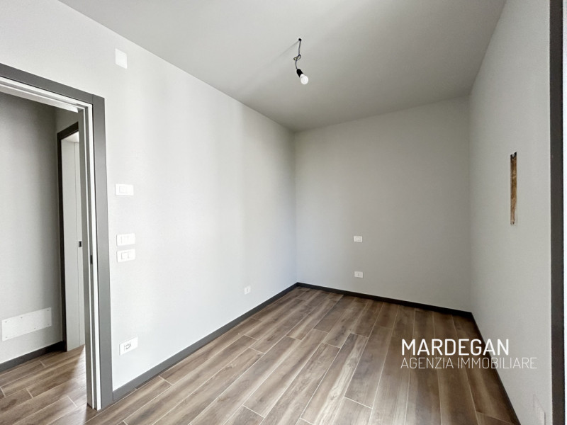 TRICAMERE PRIMO E ULTIMO PIANO CON TERRAZZONE DI BEN 19 MQ!
Quando vieni a scoprirlo? Telefona ad...