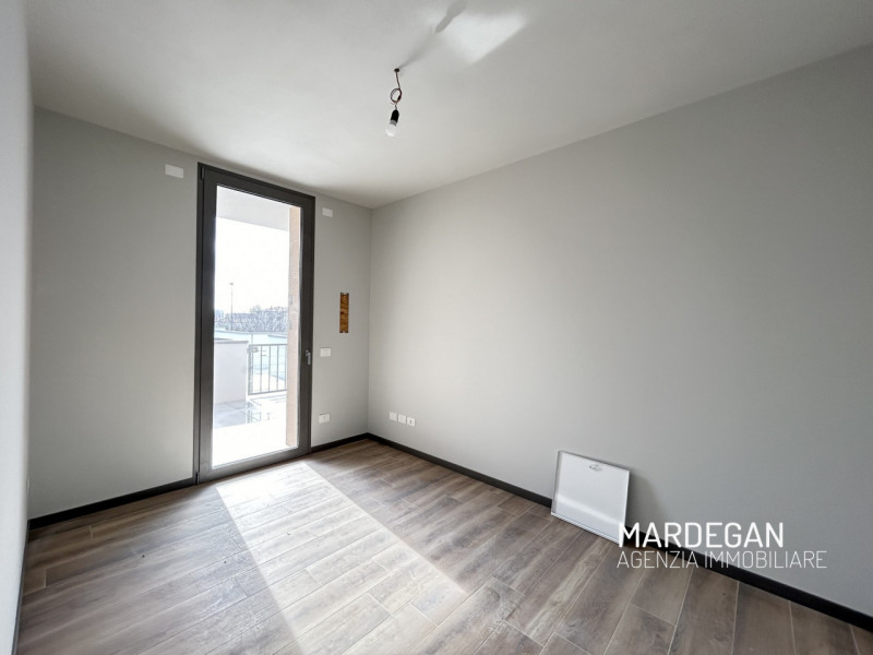 TRICAMERE PRIMO E ULTIMO PIANO CON TERRAZZONE DI BEN 19 MQ!
Quando vieni a scoprirlo? Telefona ad...