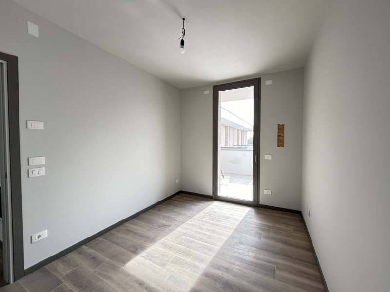 TRICAMERE PRIMO E ULTIMO PIANO CON TERRAZZONE DI BEN 19 MQ!
Quando vieni a scoprirlo? Telefona ad...