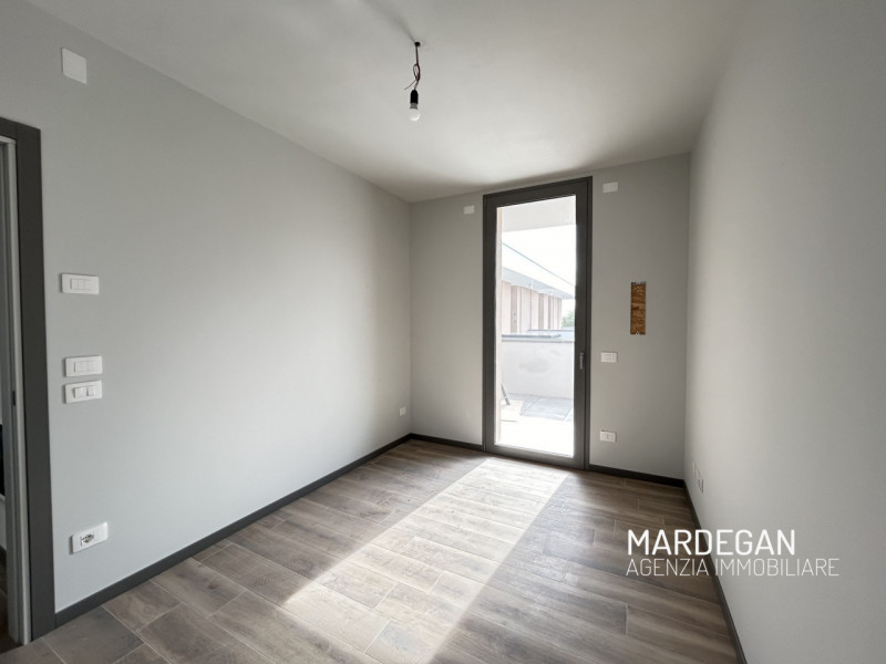 TRICAMERE PRIMO E ULTIMO PIANO CON TERRAZZONE DI BEN 19 MQ!
Quando vieni a scoprirlo? Telefona ad...