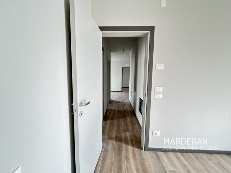 TRICAMERE PRIMO E ULTIMO PIANO CON TERRAZZONE DI BEN 19 MQ!
Quando vieni a scoprirlo? Telefona ad...