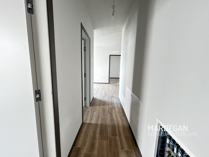 TRICAMERE PRIMO E ULTIMO PIANO CON TERRAZZONE DI BEN 19 MQ!
Quando vieni a scoprirlo? Telefona ad...