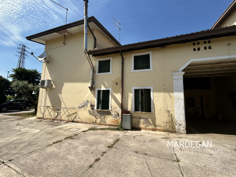 Quando vieni a scoprirlo?
In occasione vi offriamo uno splendido e luminoso casale in mezzo alla ...