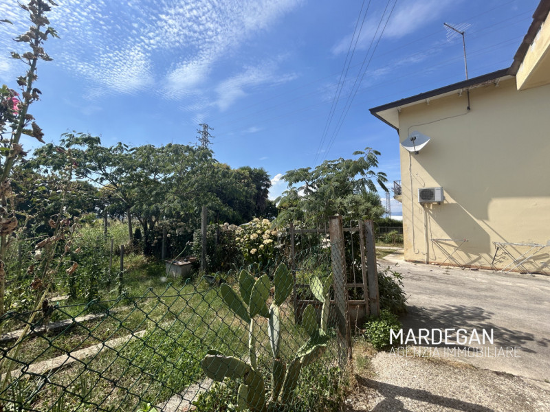 Quando vieni a scoprirlo?
In occasione vi offriamo uno splendido e luminoso casale in mezzo alla ...