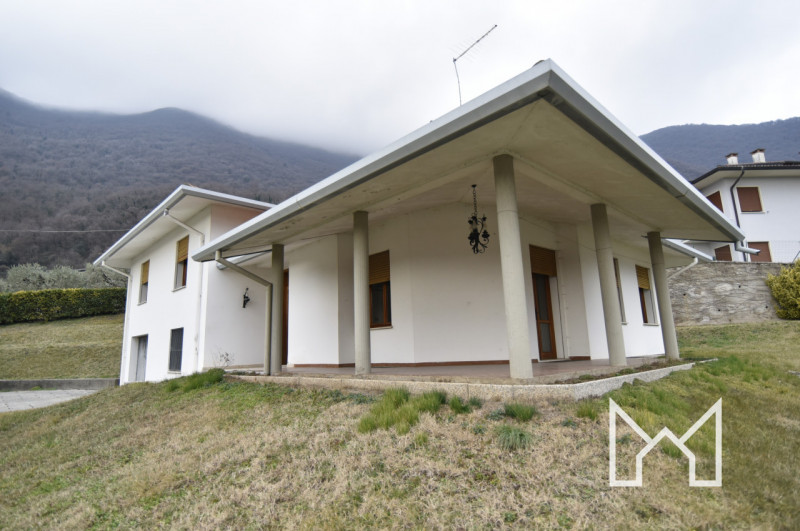 CAMPESE - Inserita in zona panoramica e comoda all'accesso alla superstrada, proponiamo villa sin...