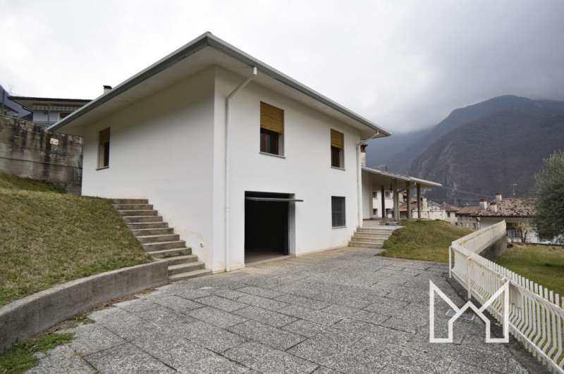 CAMPESE - Inserita in zona panoramica e comoda all'accesso alla superstrada, proponiamo villa sin...