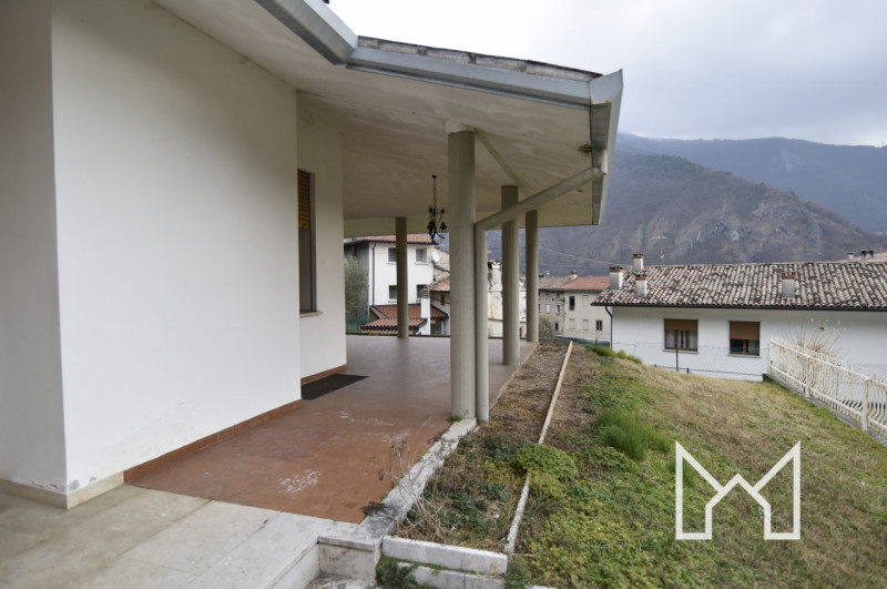 CAMPESE - Inserita in zona panoramica e comoda all'accesso alla superstrada, proponiamo villa sin...