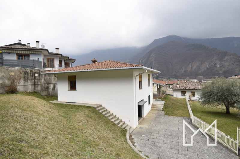 CAMPESE - Inserita in zona panoramica e comoda all'accesso alla superstrada, proponiamo villa sin...