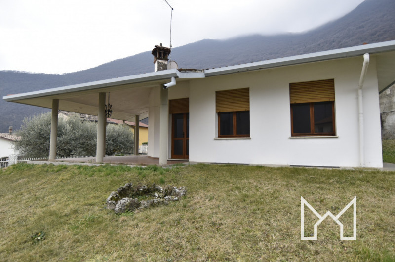 CAMPESE - Inserita in zona panoramica e comoda all'accesso alla superstrada, proponiamo villa sin...