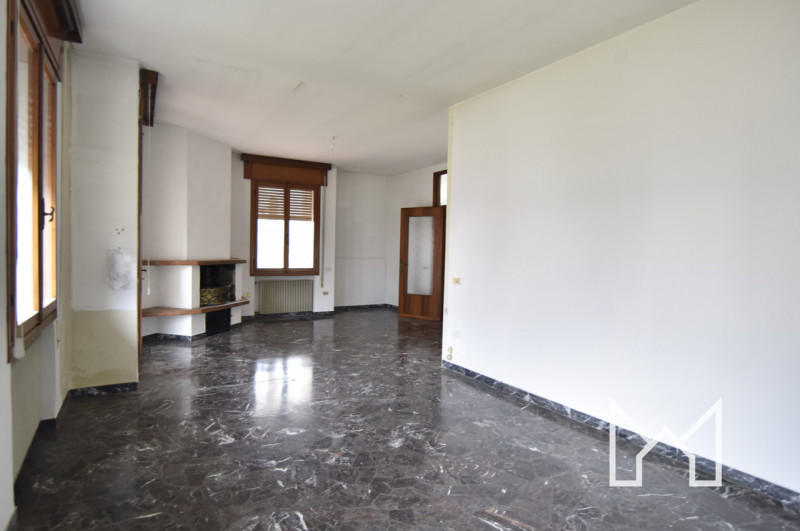 CAMPESE - Inserita in zona panoramica e comoda all'accesso alla superstrada, proponiamo villa sin...