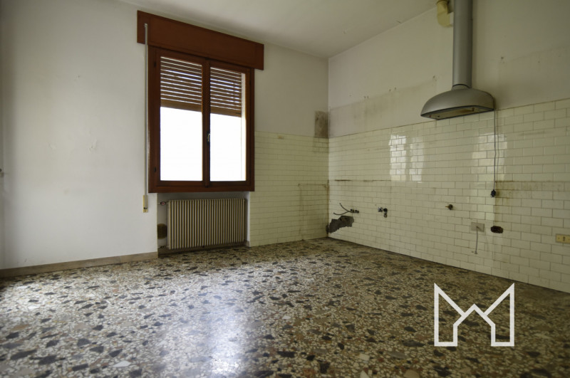 CAMPESE - Inserita in zona panoramica e comoda all'accesso alla superstrada, proponiamo villa sin...