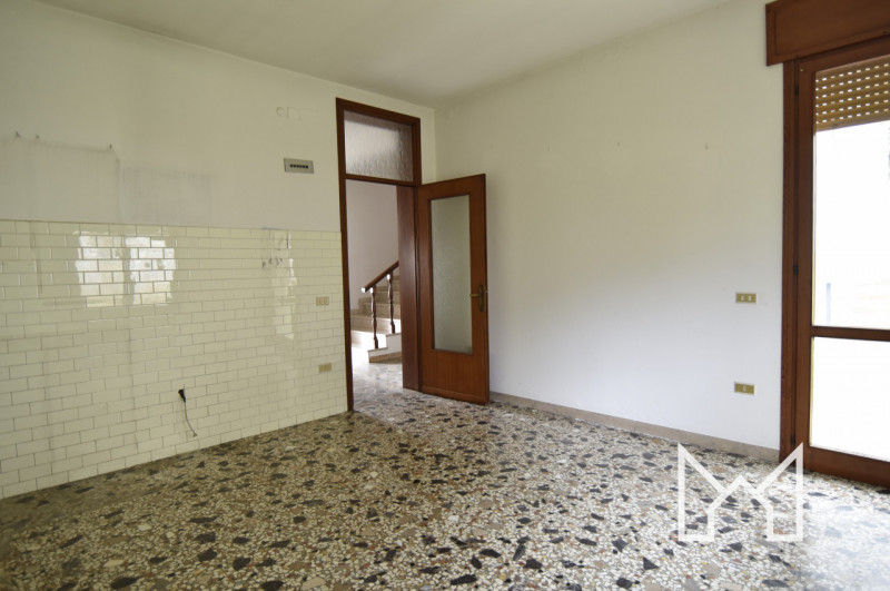 CAMPESE - Inserita in zona panoramica e comoda all'accesso alla superstrada, proponiamo villa sin...